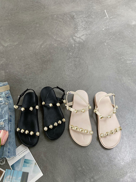 Aktuālās sieviešu sandales ar plakanām zolēm un pērlēm