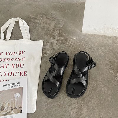 Sieviešu ikdienas sandales no mākslīgās ādas ar plakanu zoli