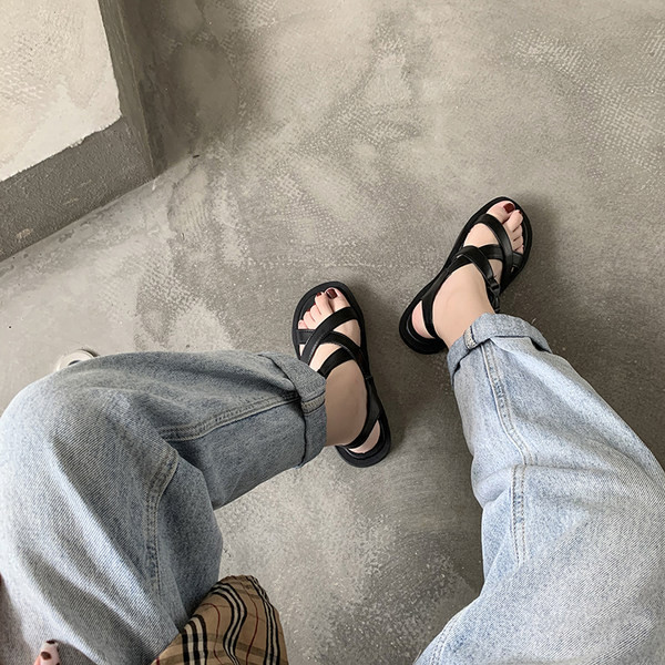 Sieviešu ikdienas sandales no mākslīgās ādas ar plakanu zoli