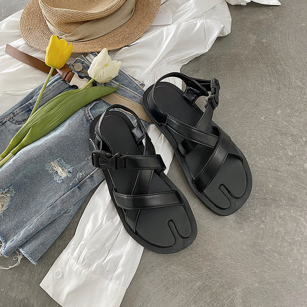 Sieviešu ikdienas sandales no mākslīgās ādas ar plakanu zoli