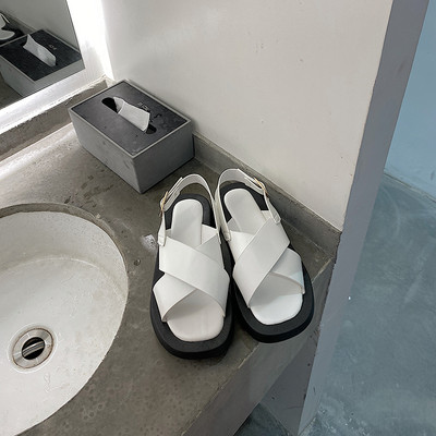 Casual γυναικεία σανδάλια με αγκράφα και επίπεδη σόλα