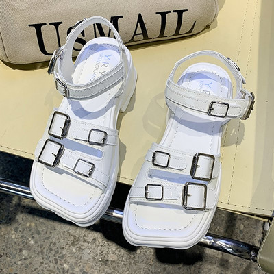 Sieviešu ikdienas sandales ar mākslīgās ādas sprādzi