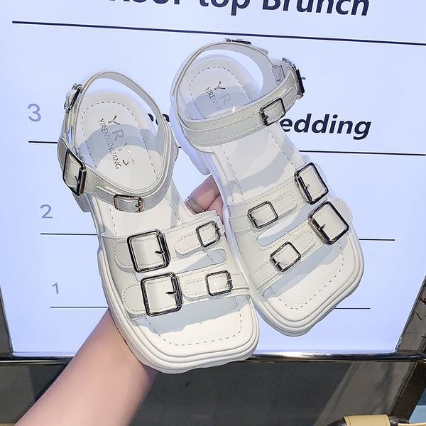 Sieviešu ikdienas sandales ar mākslīgās ādas sprādzi