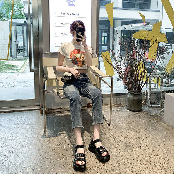 Sieviešu ikdienas sandales ar mākslīgās ādas sprādzi