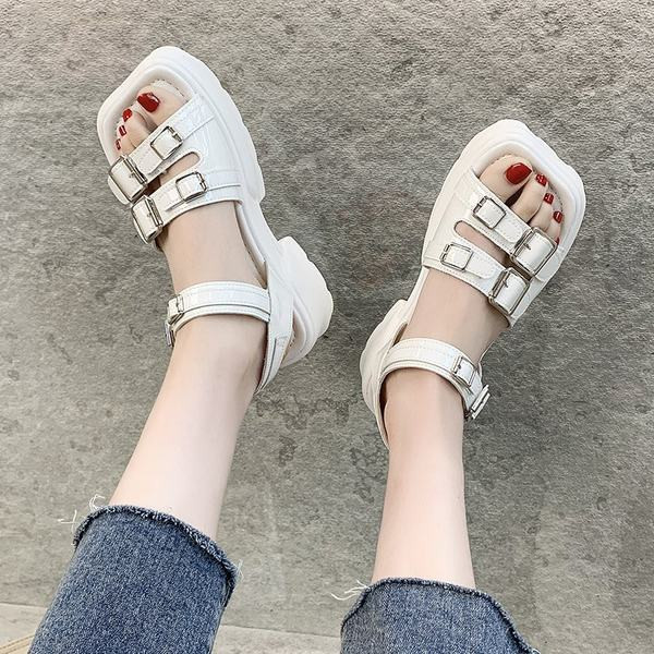 Sieviešu ikdienas sandales ar mākslīgās ādas sprādzi