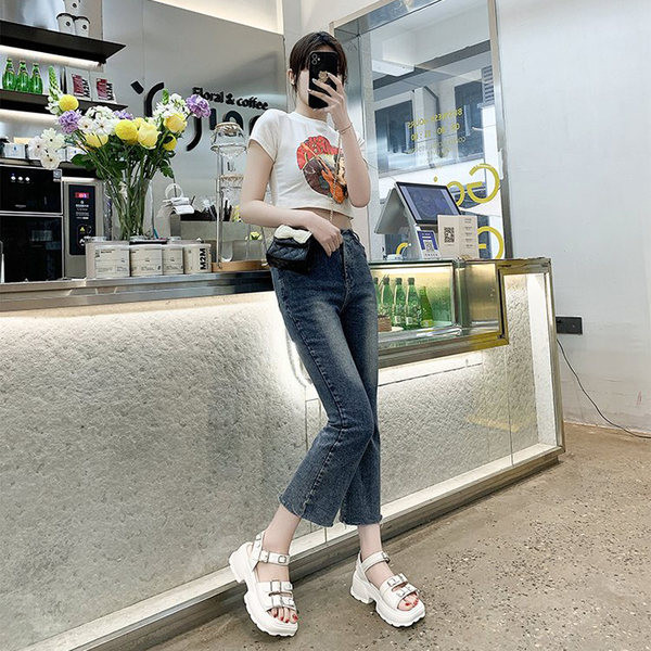 Sieviešu ikdienas sandales ar mākslīgās ādas sprādzi