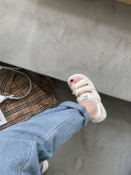 Sandale de damă cu talpă plată și inscripție