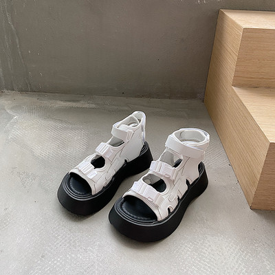 Sieviešu sandales ar augstu plakanu zoli un velcro