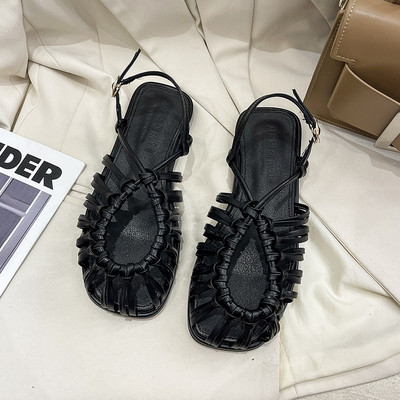 Sieviešu ādas sandales trīs krāsās un plakanu zoli