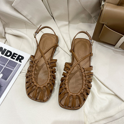 Sieviešu ādas sandales trīs krāsās un plakanu zoli