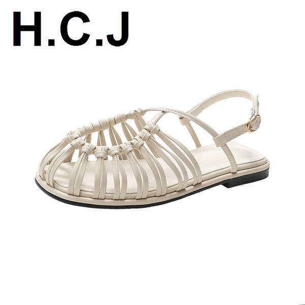 Sieviešu ādas sandales trīs krāsās un plakanu zoli