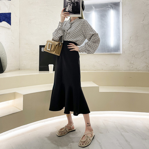 Sieviešu ādas sandales trīs krāsās un plakanu zoli