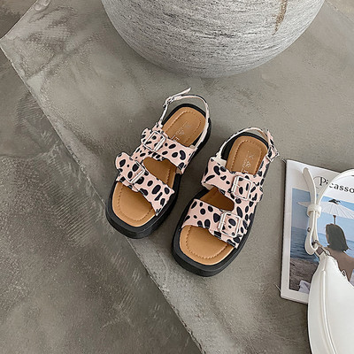 Κομψά γυναικεία σανδάλια με animal print και αγκράφα