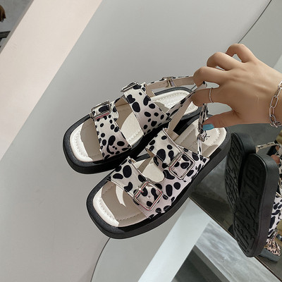 Κομψά γυναικεία σανδάλια με animal print και αγκράφα