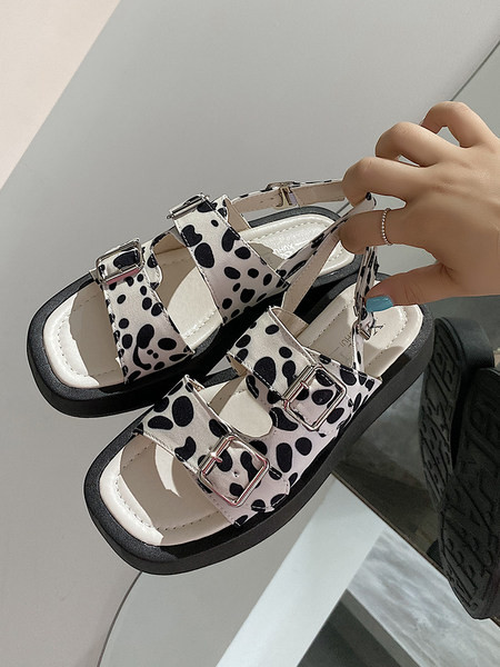 Κομψά γυναικεία σανδάλια με animal print και αγκράφα