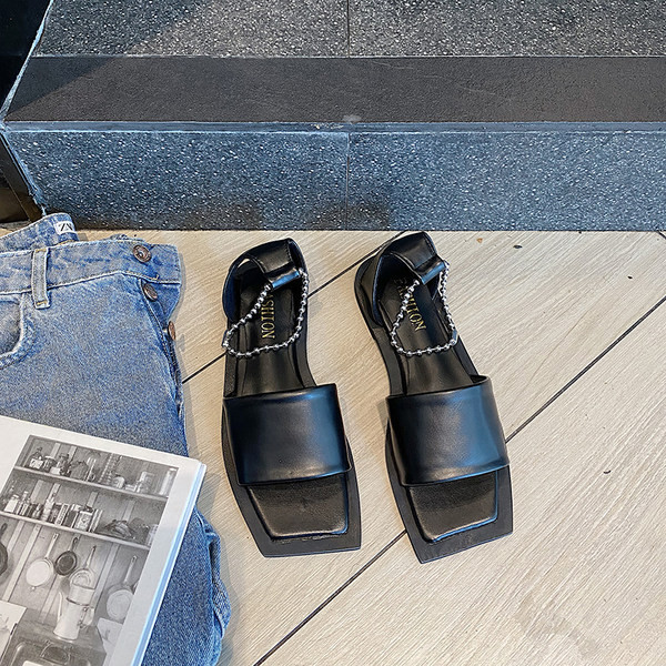 Stilīgas sieviešu sandales no eko ādas ar metāla elementu