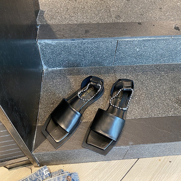 Stilīgas sieviešu sandales no eko ādas ar metāla elementu