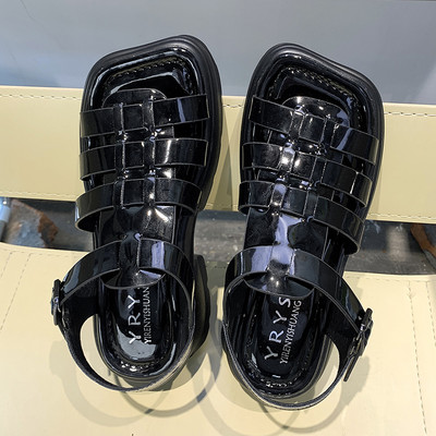Γυναικεία casual πέδιλα από faux δέρμα σε λευκό και μαύρο χρώμα