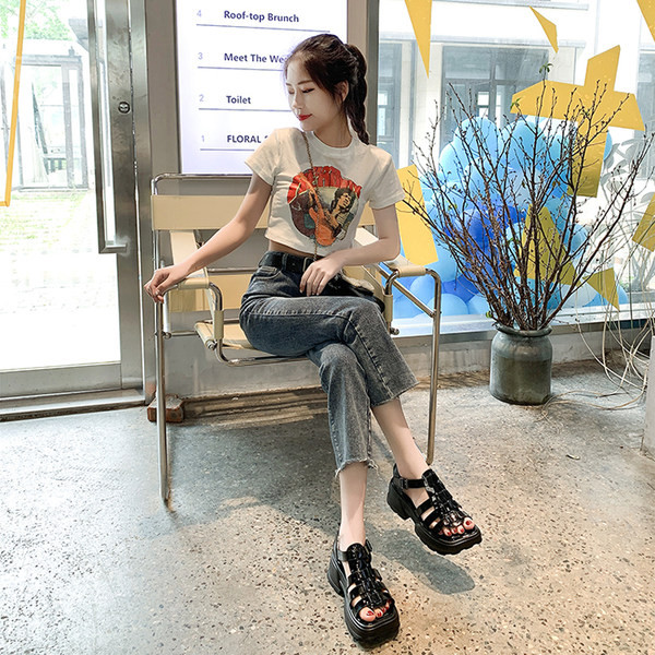 Sieviešu ikdienas mākslīgās ādas sandales baltā un melnā krāsā