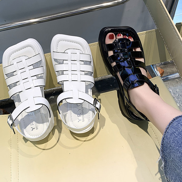 Sieviešu ikdienas mākslīgās ādas sandales baltā un melnā krāsā