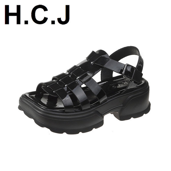 Sieviešu ikdienas mākslīgās ādas sandales baltā un melnā krāsā