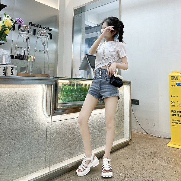 Sieviešu ikdienas mākslīgās ādas sandales baltā un melnā krāsā