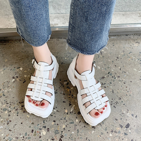 Sieviešu ikdienas mākslīgās ādas sandales baltā un melnā krāsā