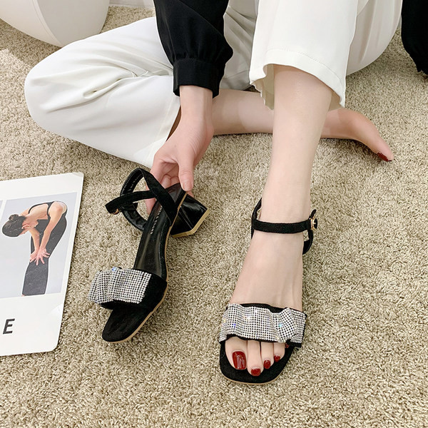 Sieviešu sandales ar akmeņiem melnā un baltā krāsā - zems papēdis