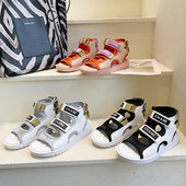 Modernas sieviešu sandales ar uzrakstiem un plakanu zoli