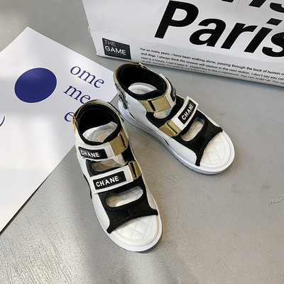 Modernas sieviešu sandales ar uzrakstiem un plakanu zoli