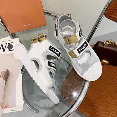 Modernas sieviešu sandales ar uzrakstiem un plakanu zoli