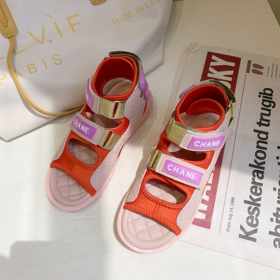 Modernas sieviešu sandales ar uzrakstiem un plakanu zoli