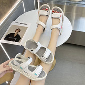 Jauns sieviešu sandaļu modelis ar velcro aizdari baltā krāsā