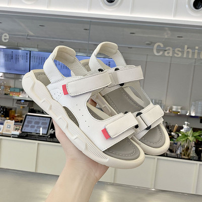 Jauns sieviešu sandaļu modelis ar velcro aizdari baltā krāsā