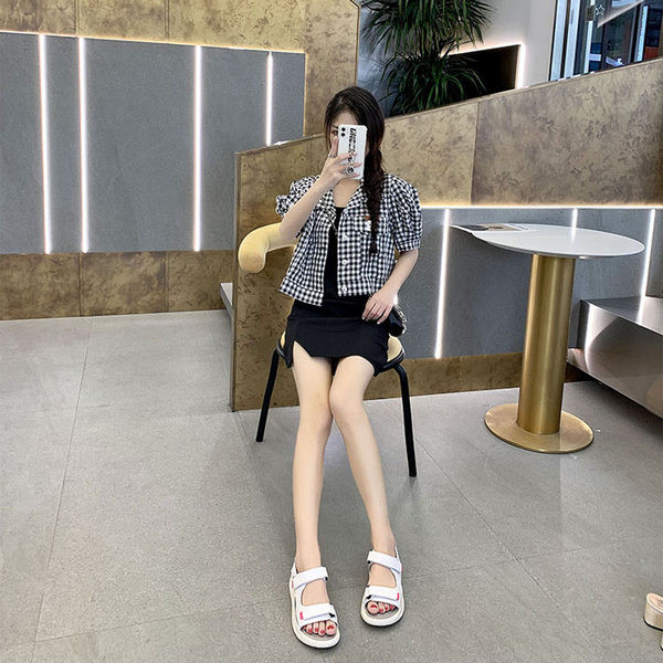 Jauns sieviešu sandaļu modelis ar velcro aizdari baltā krāsā