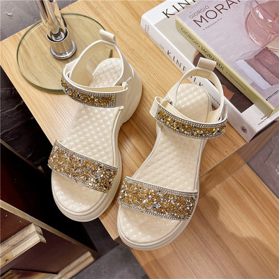 Sieviešu sandales ar spīdīgu efektu un ielāpiem