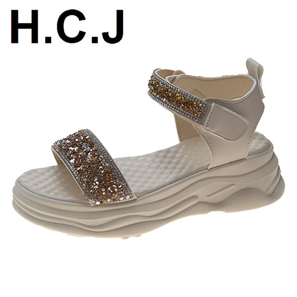 Sieviešu sandales ar spīdīgu efektu un ielāpiem