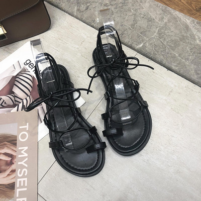 Sieviešu aktuālas sandales ar plakanām zolēm un mežģīnēm