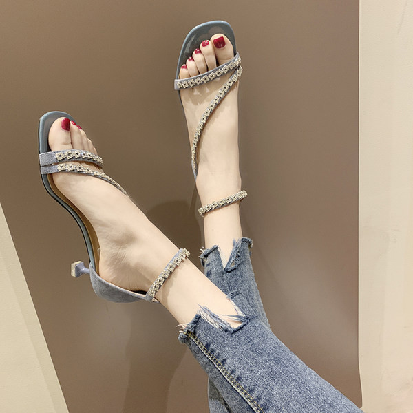 Stilīgas sieviešu augstpapēžu sandales ar dekoratīviem akmeņiem