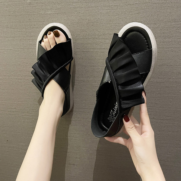 Vienkārša modeļa sieviešu sandales no eko ādas