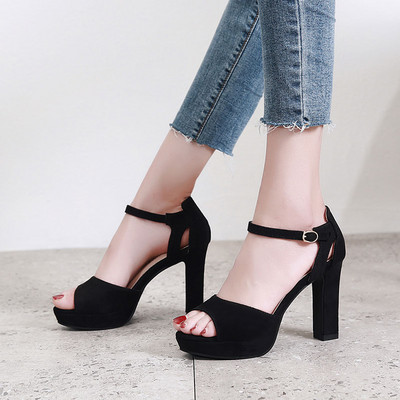 Modernas sieviešu sandales ar sprādzi un 10 cm augstumā