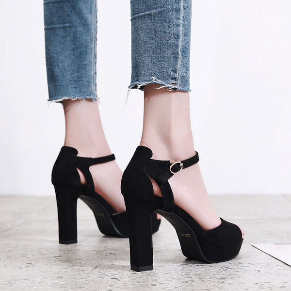 Modernas sieviešu sandales ar sprādzi un 10 cm augstumā