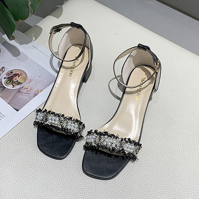 Μοντέρνα γυναικεία σανδάλια με τακούνι και πέρλες