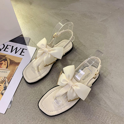 Μοντέρνα γυναικεία σανδάλια με επίπεδη σόλα και κορδέλα