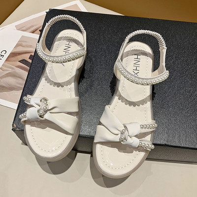 Γυναικεία σανδάλια με επίπεδη σόλα και διακοσμητικές πέρλες