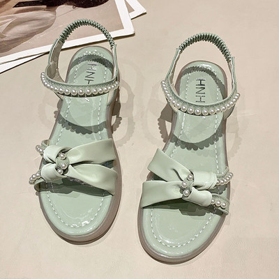 Γυναικεία σανδάλια με επίπεδη σόλα και διακοσμητικές πέρλες