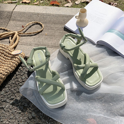 Γυναικεία μοντέρνα σανδάλια με ψηλή επίπεδη σόλα