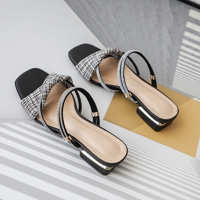 Γυναικείες παντόφλες casual με διακοσμητικές πέτρες και τετράγωνο τακούνι 2,5 εκ