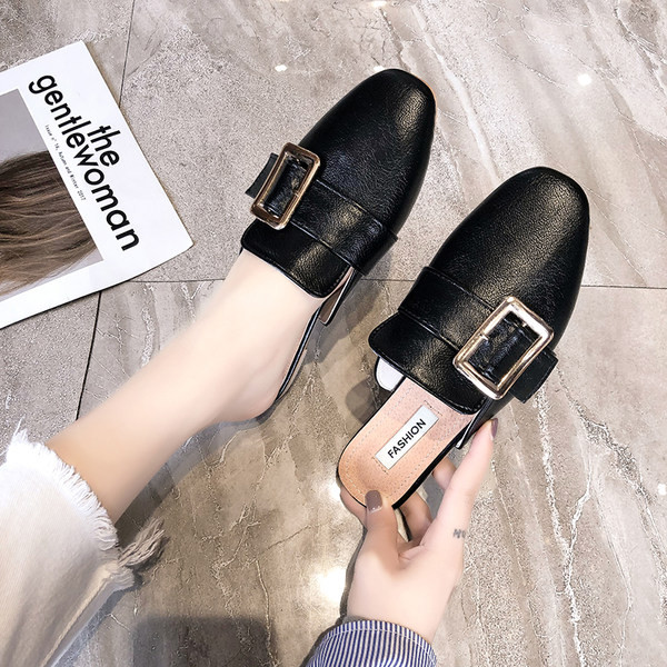 Papuci de damă cu model rotunjit cu cataramă