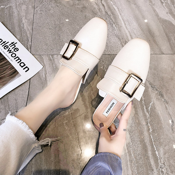 Papuci de damă cu model rotunjit cu cataramă